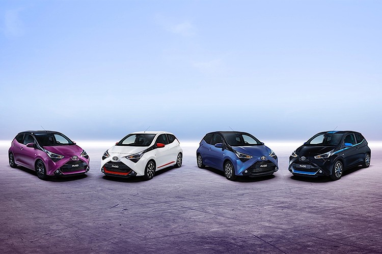 Hãng Toyota đã tung ra những thông tin chính thức đầu tiên của mẫu hatchback nhỏ xinh Aygo phiên bản nâng cấp trước thềm triển lãm Geneva 2018, khai mạc vào ngày 6/3 tới. Điểm mới đầu tiên cần phải nhắc đến của mẫu  xe Toyota Aygo 2018 chính là thiết kế nổi bật bên ngoài.